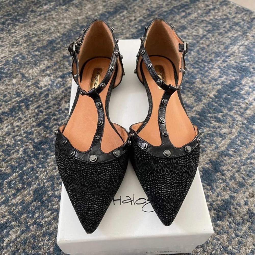 Halogen Black Pointed Flat